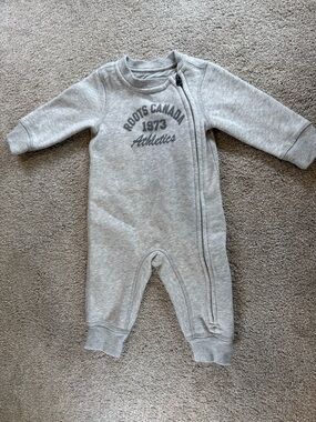 Roots Baby Zip Fleece Romper 3–6M Gray Logo One Piece EUC